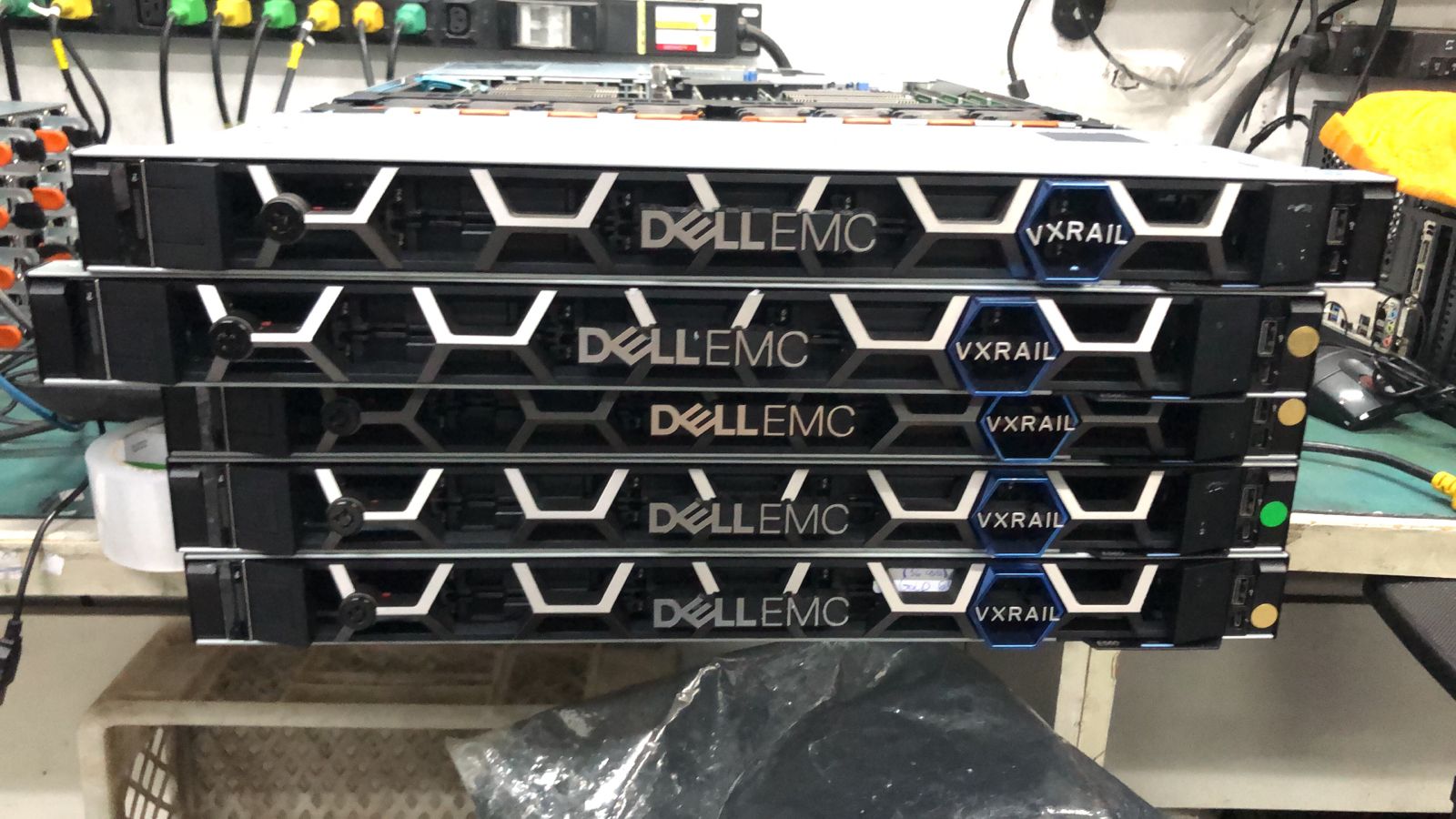 Servidores Dell EMC empilhados na bancada técnica da Keter em Goiânia